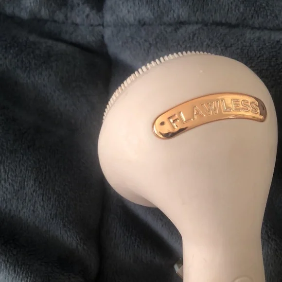 Flawless Face Brush - Picture 7 of 9